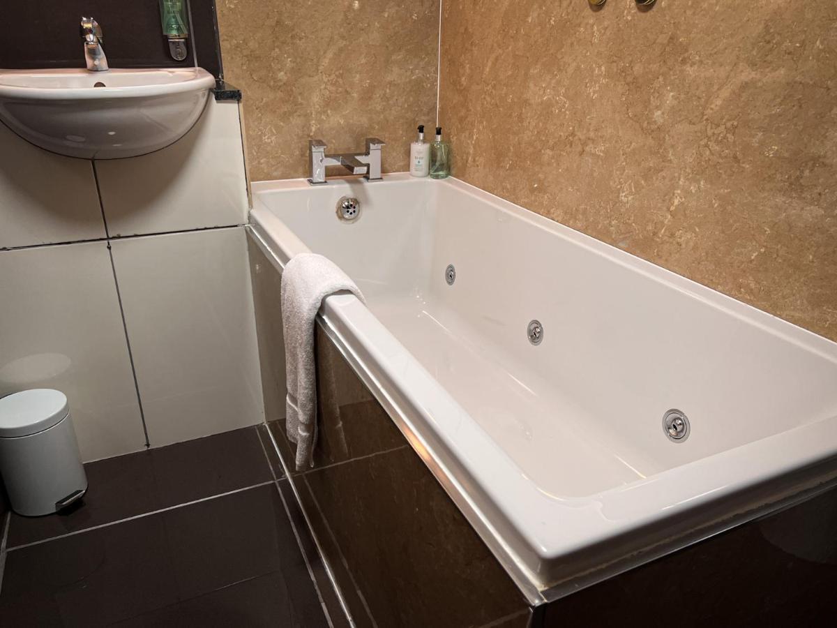 Siberia Bar & Hotel Aberdeen Dış mekan fotoğraf